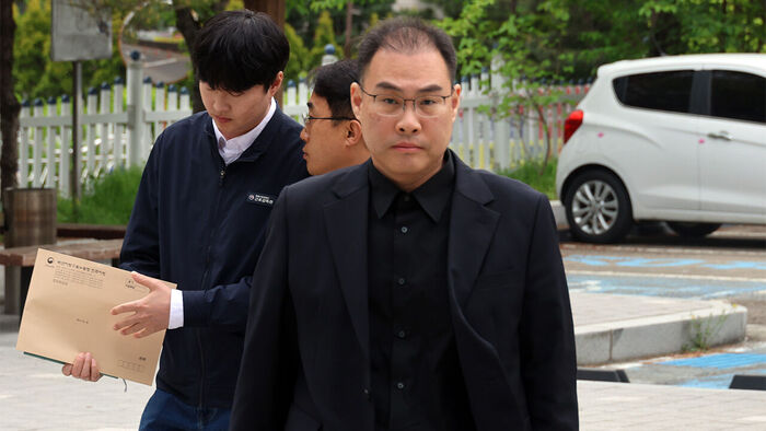 22일 오전 BGF로지스 이민재 대표가 민주노총 공공운수노조 화물연대본부와 교섭 상견례를 진행하기 위해 고용노동부 진주지청에 들어서고 있다.=