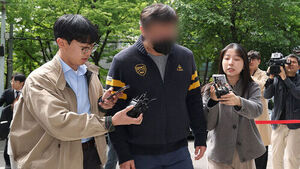 '수사 무마 의혹' 경찰&middot;인플루언서 남편 구속기로&hellip;묵묵부답