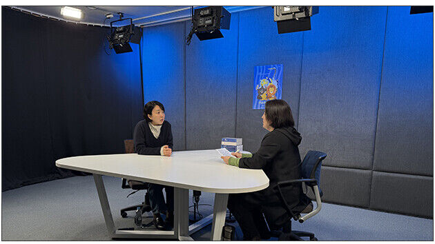 이정애 기자와 인터뷰 중인 백시원 PD