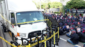 '3명 사상' 비조합원 운전자 구속영장&hellip;노사 첫 대화