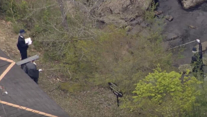 자택 근처 공중화장실과 바로 뒤 개천을 조사 중인 경찰