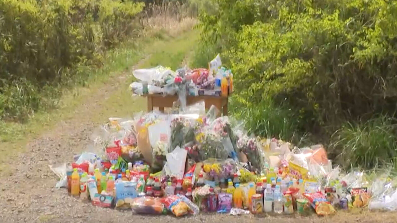 쌓여있는 추모 꽃다발