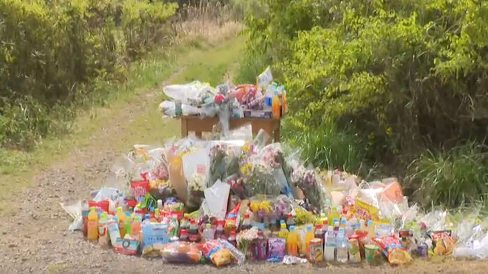 쌓여있는 추모 꽃다발