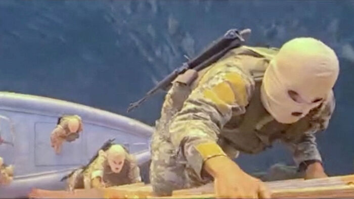 2026년 4월 22일 이란 국영방송이 배포한 이란 군인들의 호르무즈 해협 통과 컨테이너선 나포 장면 캡처 화면