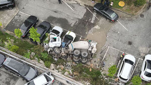 레미콘, 담장 뚫고 5ｍ 높이 옹벽서 추락&hellip;주차 차량 덮쳐