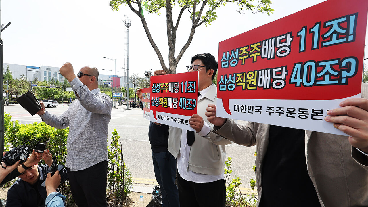 23일 삼성전자 노동조합 공동투쟁본부 투쟁 결의대회가 열리는 경기도 평택시 삼성전자 평택캠퍼스 인근에서 노조의 집회에 반대하는 대한민국 주주운동본부 관계자들이 구호를 외치고 있다.