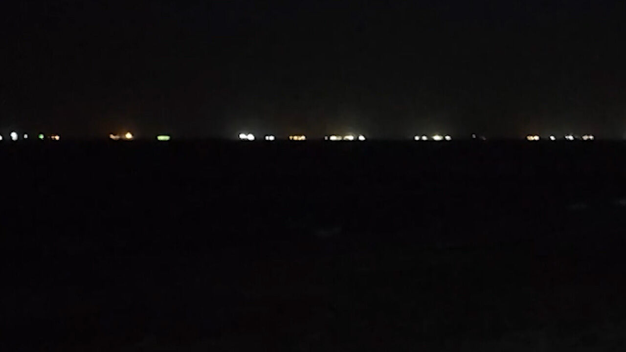 가만히 떠있는 배들 