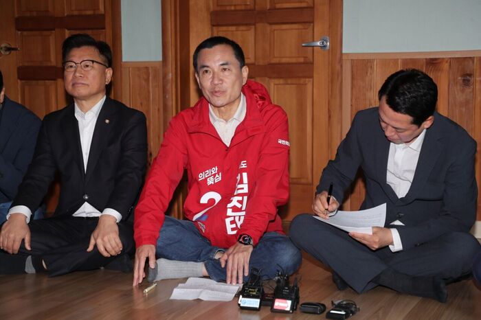 김진태 국민의힘 강원지사 후보(가운데), 장동혁 대표(오른쪽)에 "결자해지" 요구 (어제)