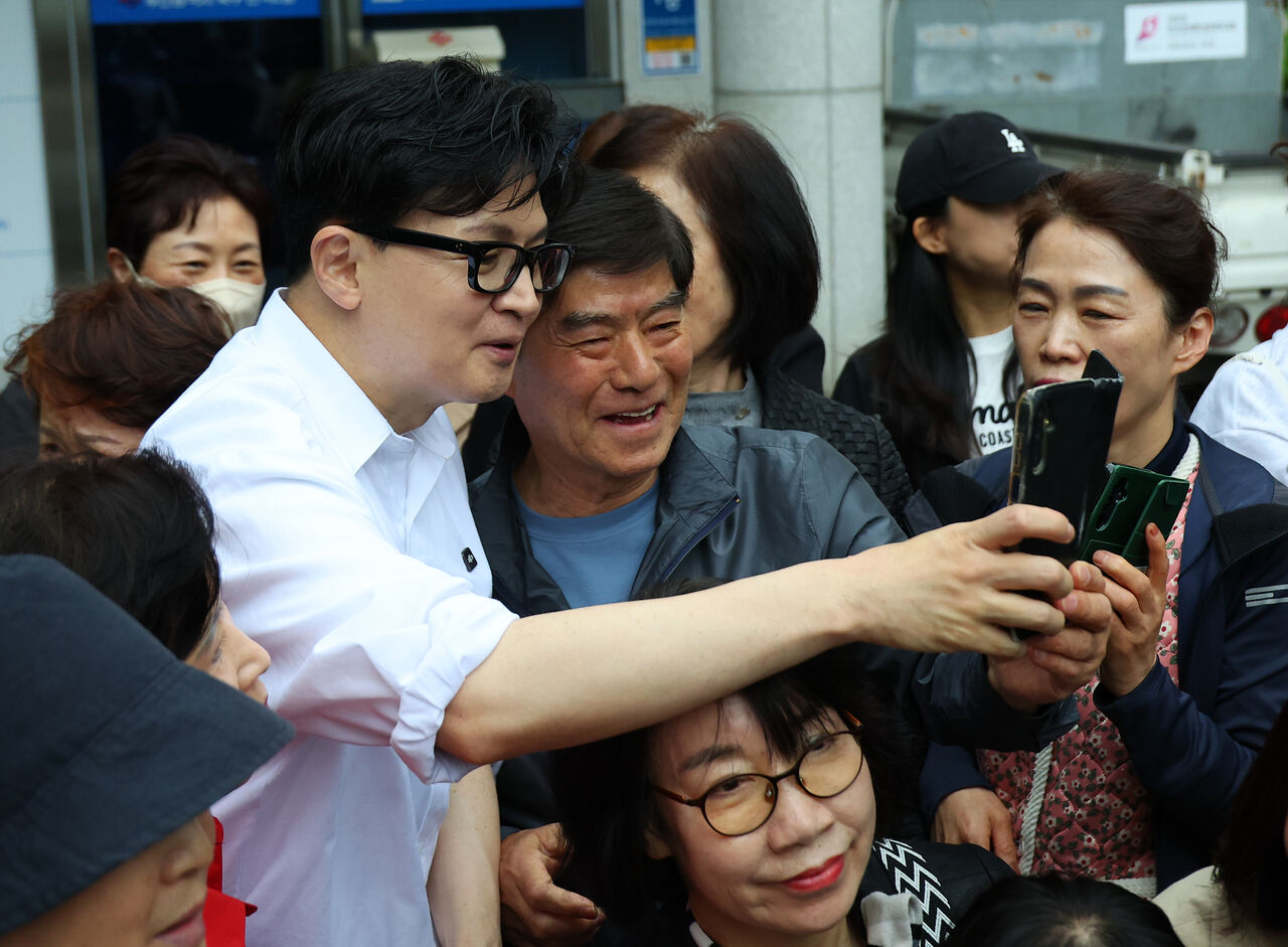 한동훈 전 국민의힘 대표, 부산 북갑 지역 전입신고 후 주민과 사진 촬영 (지난 14일)