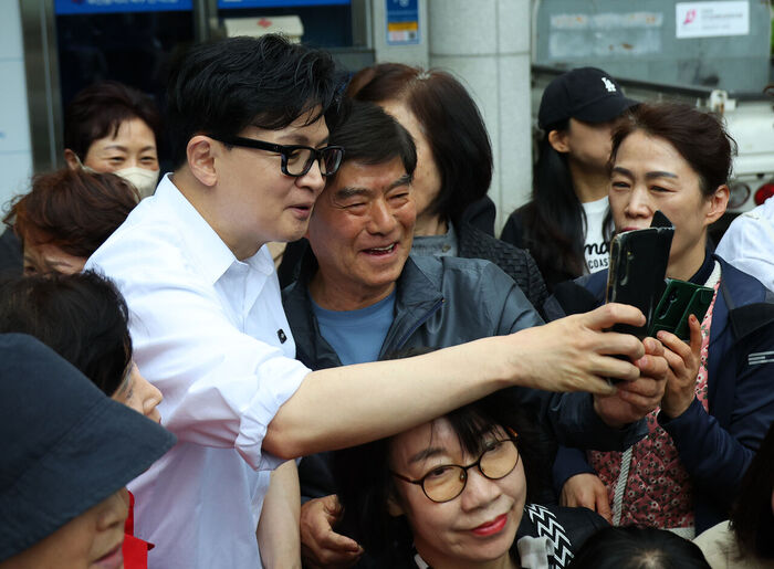 한동훈 전 국민의힘 대표, 부산 북갑 지역 전입신고 후 주민과 사진 촬영 (지난 14일)