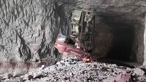 10m 위 거대 암석이 '쾅'&hellip;트럭 몰고 들어갔다 참변