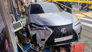 서울 미아동서 '졸음 운전' 승용차 인도 돌진&hellip;1명 부상