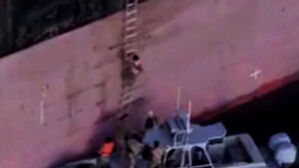 복면 군인들이 고속정 타고 습격&hellip;'나포' 영상 공개