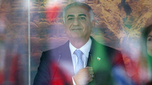 이란 마지막 왕세자, 독일서 봉변&hellip;토마토 소스 뒤집어 써