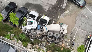 옹벽 들이받은 레미콘 5m 추락&hellip;아파트 주차장 덮쳤다