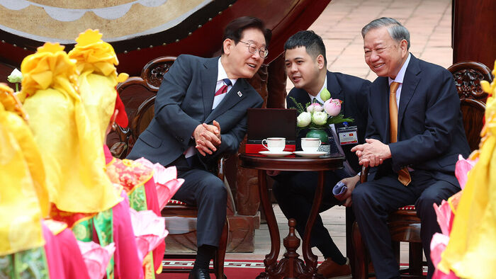 이재명 대통령과 또 럼 베트남 공산당 서기장 겸 국가주석이 24일(현지시간) 베트남 대표 문화 유적인 하노이 탕롱 황성에서 전통 공연을 보며 대화하고 있다 (사진=연합뉴스)