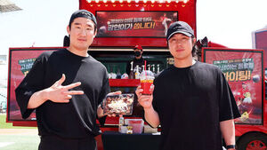 프로야구 SSG 김광현, 선수단에 푸드트럭&middot;커피차 보내 응원