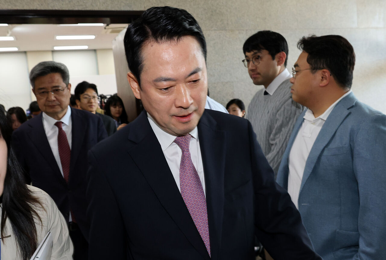 장동혁 대표, 오늘 기자간담회장 떠나는 모습