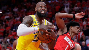 '르브론 연장행 3점포' NBA 레이커스, 휴스턴 꺾고 PO 3연승