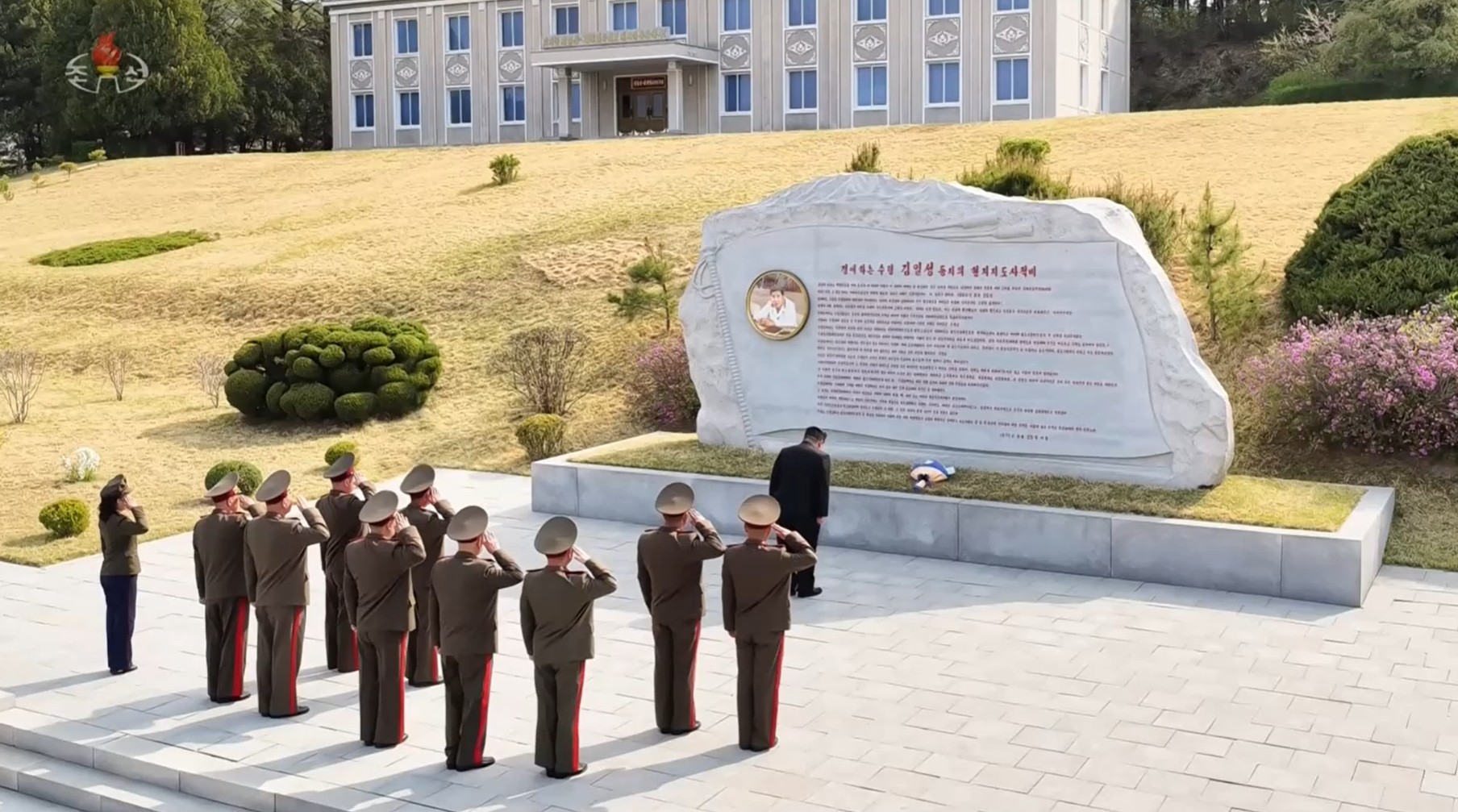 선대 지우던 김정은, 빨치산 창건일에 '김일성비' 찾아…