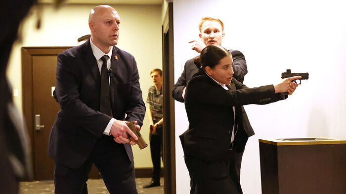 기자단 만찬에서 발생한 총격에 대응하는 경호팀 (사진=AP, 연합뉴스)