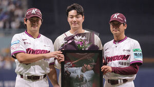 박병호 키움 히어로즈 코치가 26일 서울 고척스카이돔에서 프로야구 삼성 라이온즈와의 홈경기에 앞서 열린 은퇴식에 참석해 키움 임지열, 설종진 감독으로부터 기념 선물을 전달받고 있다. (사진=연합뉴스)