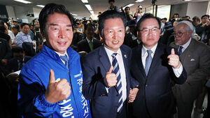 = 26일 오후 대구 달서구 두류역 인근에 마련된 더불어민주당 김부겸 대구시장 예비후보의 희망캠프 선거사무소 개소식에서 왼쪽부터 오중기 경북도지사 예비후보와 김 예비후보, 정청래 대표가 엄지를 치켜드는 포즈를 취하고 있다. (사진=연합뉴스)