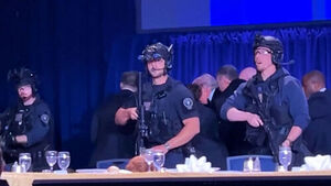 '탕탕탕' 아수라장&hellip;"엎드리세요!" 만찬장 피신 당시