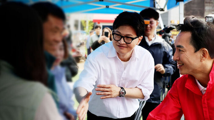 말 없이 어색한 악수만&hellip;부산 북갑 간 한동훈&middot;박민식