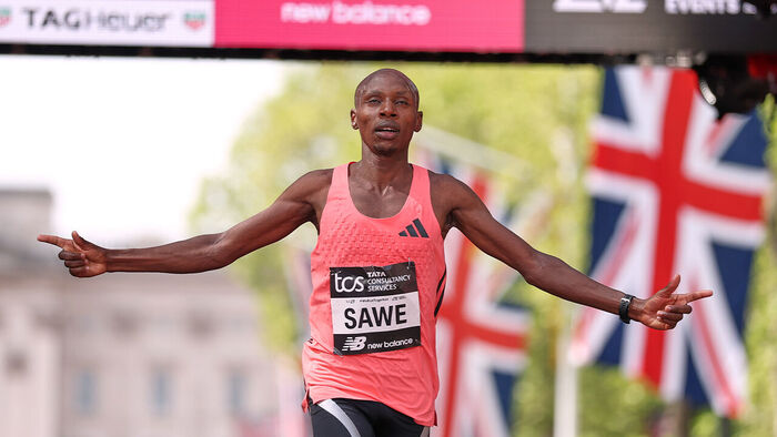 Sawe crossing the finish line with a world record (Photo: AP, Yonhap News)