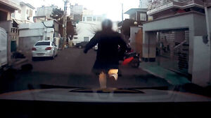 경찰 보고 놀라 '헬멧 런'&hellip;끝까지 쫓아 잡았더니