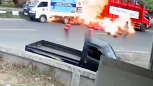 트럭 문 여는 순간 '와르르'&hellip;불길 치솟더니 폭발