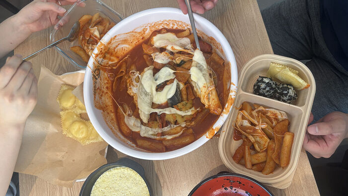 '엽떡 팟 구하는 모임'서 음식 소분하는 모습 (사진=연합뉴스)