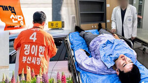 유세 도중 '피습'에 정신 잃고 병원행&hellip;"가해자는 차 타고 도주" 경찰 수사 [자막뉴스]