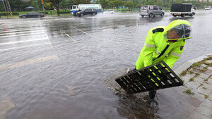 다가오는 홍수기&hellip;빗물받이&middot;맨홀 추락방지 시설 점검 시작
