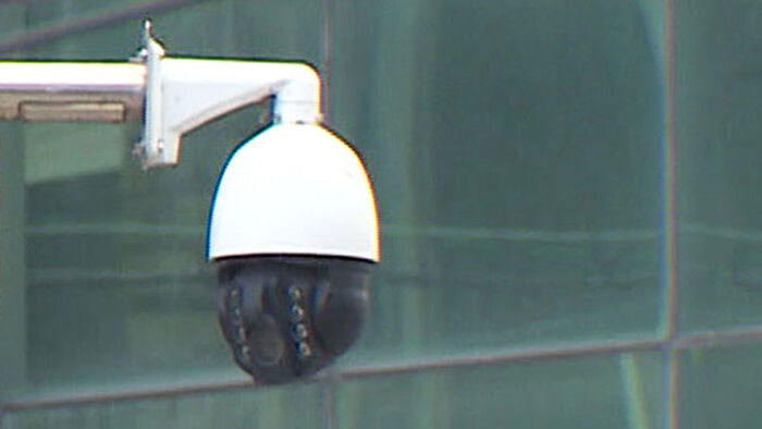 여성에 낭심 차이자 넘어뜨린 경비원&hellip;무죄 부른 CCTV