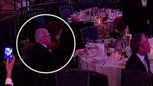 사람들 아비규환인데&hellip;평온한 '샐러드맨' 정체