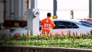 "젊은 XX가 무슨 시장"&hellip;테러에 쓰러진 후보자