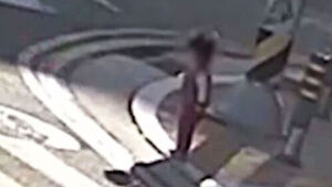 횡단보도에 맨발로 서있다가&hellip;"빨간불인데" 아찔 순간