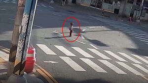 맨발로 사거리 한복판에&hellip;빨간불에 뛰어든 2살 '번쩍'