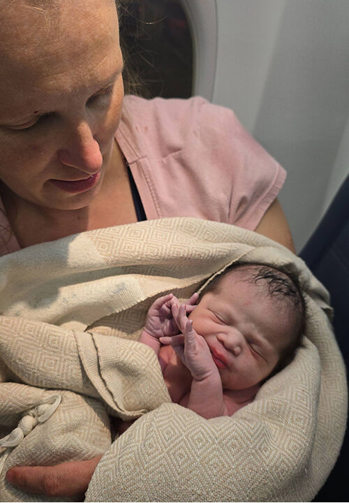 비행기 기내에서 탄생한 아기 (사진=AP, 연합뉴스)