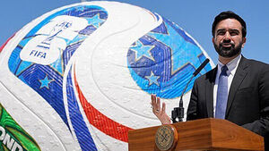 FIFA 로고가 그려진 대형 축구공 모형 앞에서 발언 중인 조란 맘다니.