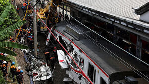 '쾅' 열차끼리 충돌&hellip;잔해 깔려 "사상자 속출"