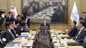 '7연속 금리 동결' 금통위원들 "중동 전쟁 영향 지켜봐야"