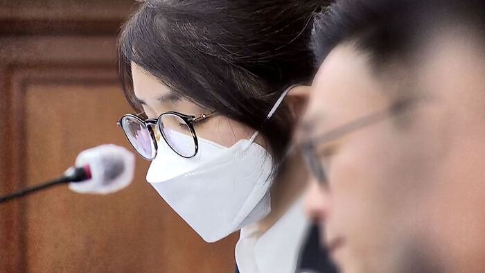 1심 재판부엔 '꾸벅'&hellip;"징역 4년" 선고되자