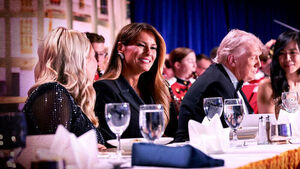 유명 토크쇼서 '과부' 농담&hellip;트럼프 부부 "해고하라"