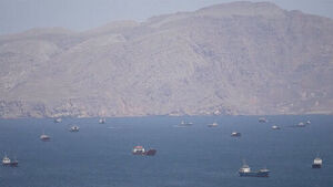 바다 위에 떠 있는 대형 화물선과 유조선들.