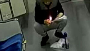 바닥에 쪼그려 앉더니&hellip;출근길 지하철서 '화르륵'