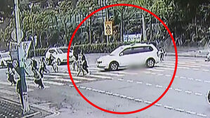 등굣길 횡단보도에서 '쾅'&hellip;통행 돕던 경비원 참변