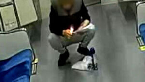 바닥에 쪼그려 앉더니&hellip;"살충제 준비" 지하철 방화 시도